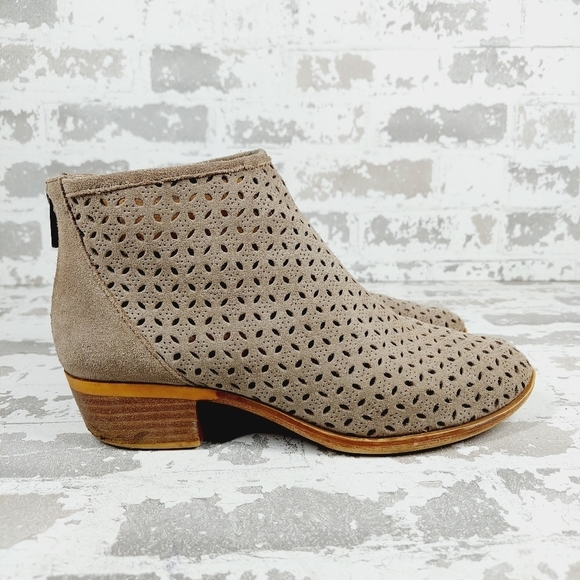 Lucky Brand Bergyn Tan Cream Suede Perforated Back Zip Ankle Booties O712 - Picture 5 of 12